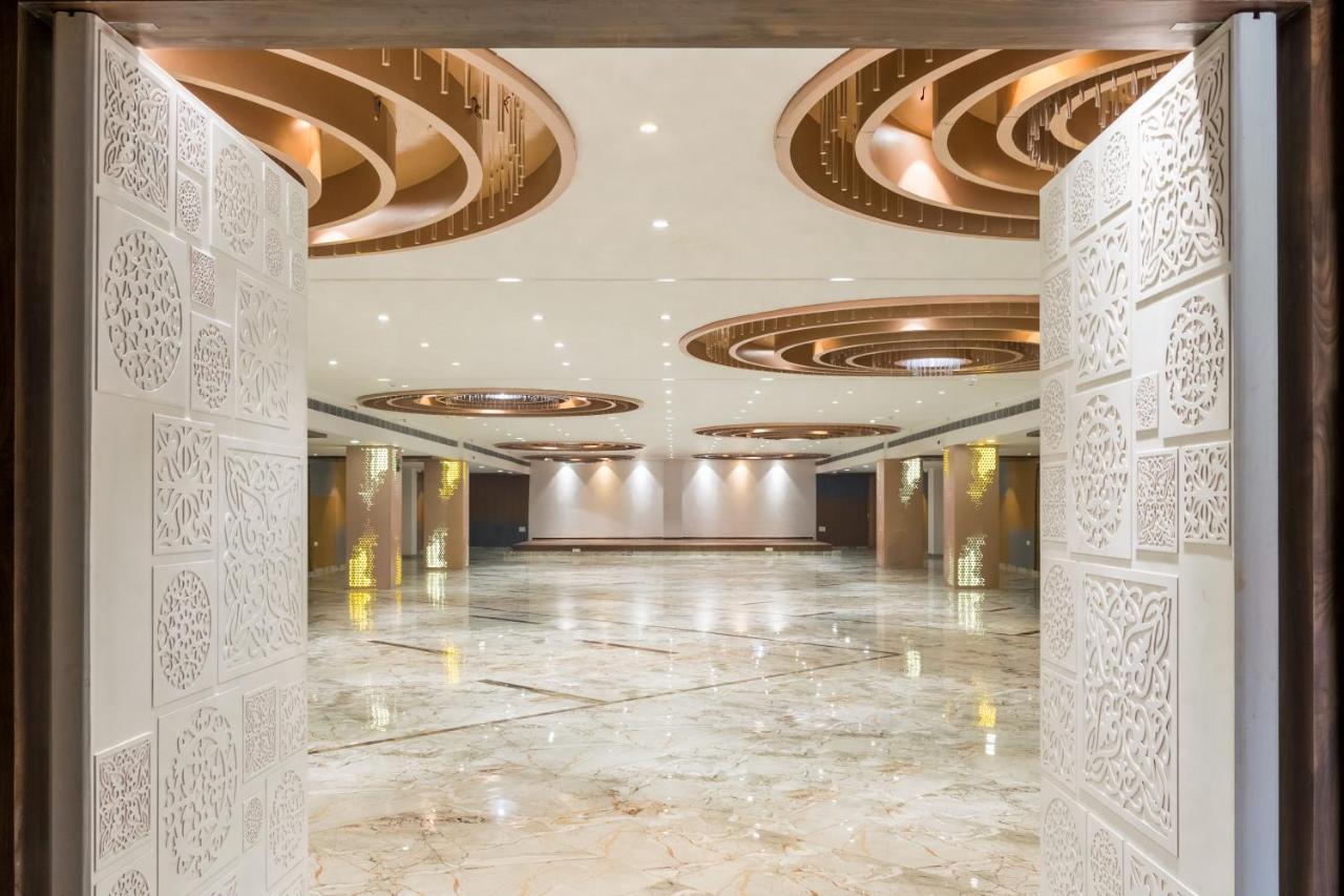Meridian Hotel&Banquet Surate Extérieur photo