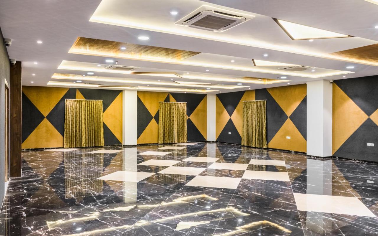 Meridian Hotel&Banquet Surate Extérieur photo